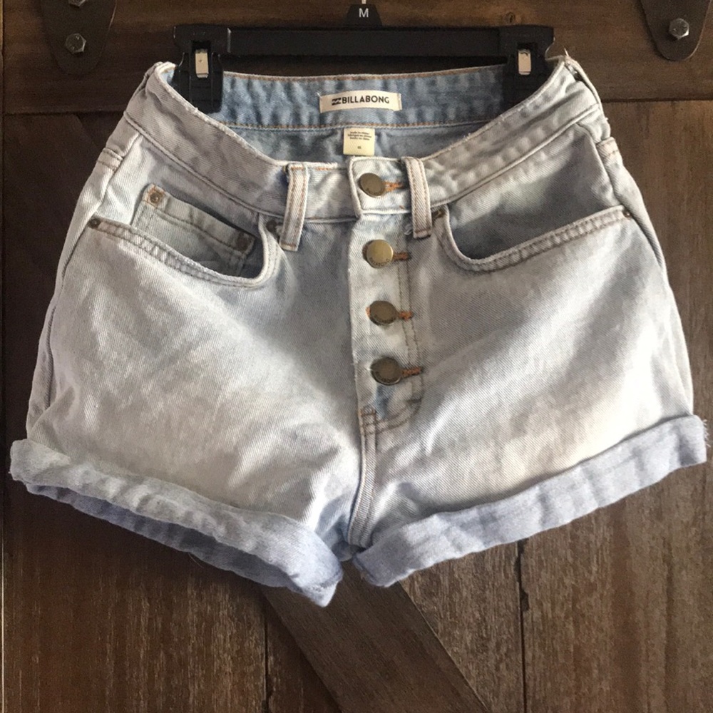 Billabong button fly light denim Jean shorts size 25